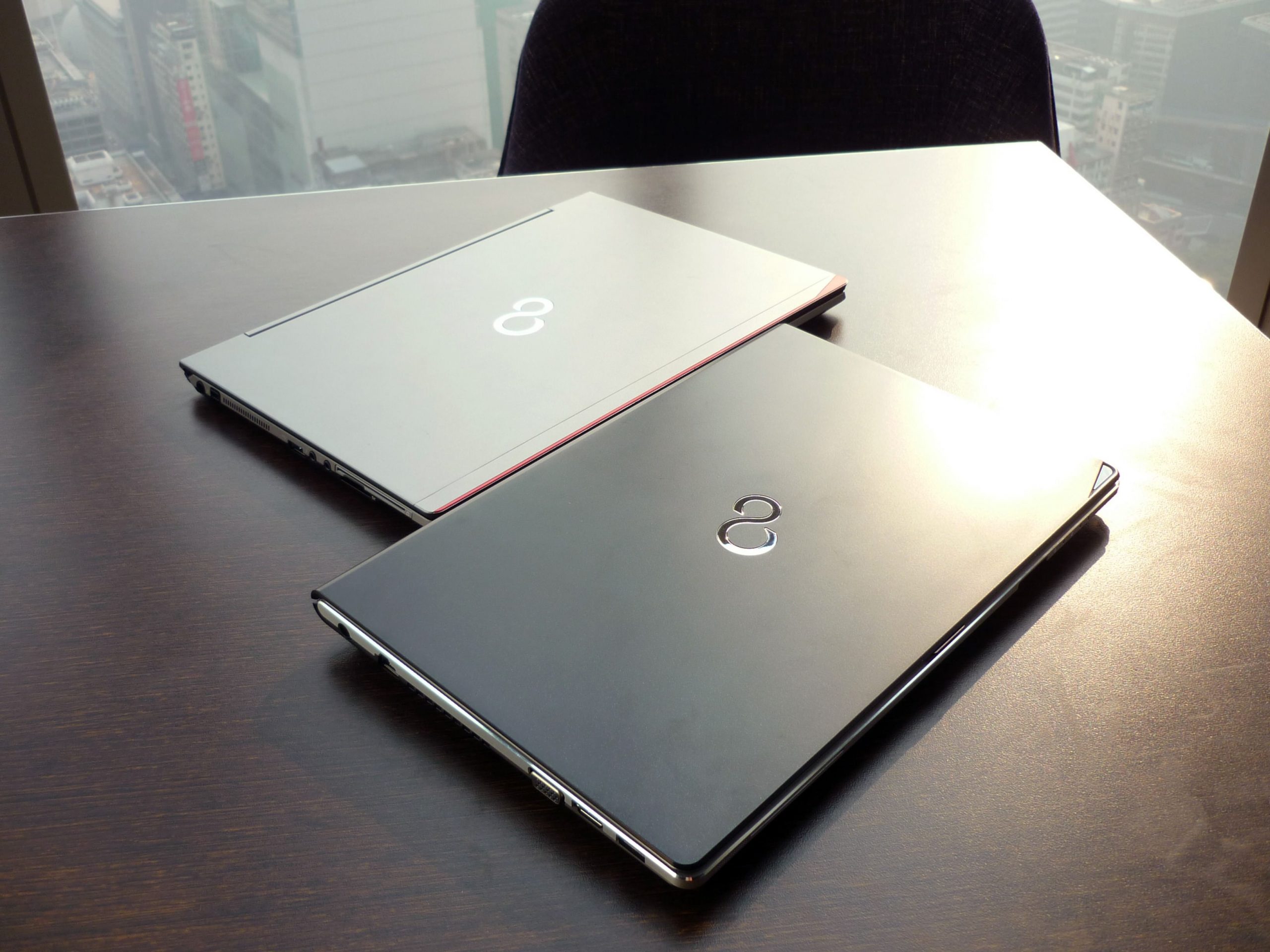 LIFEBOOK S935 на столе