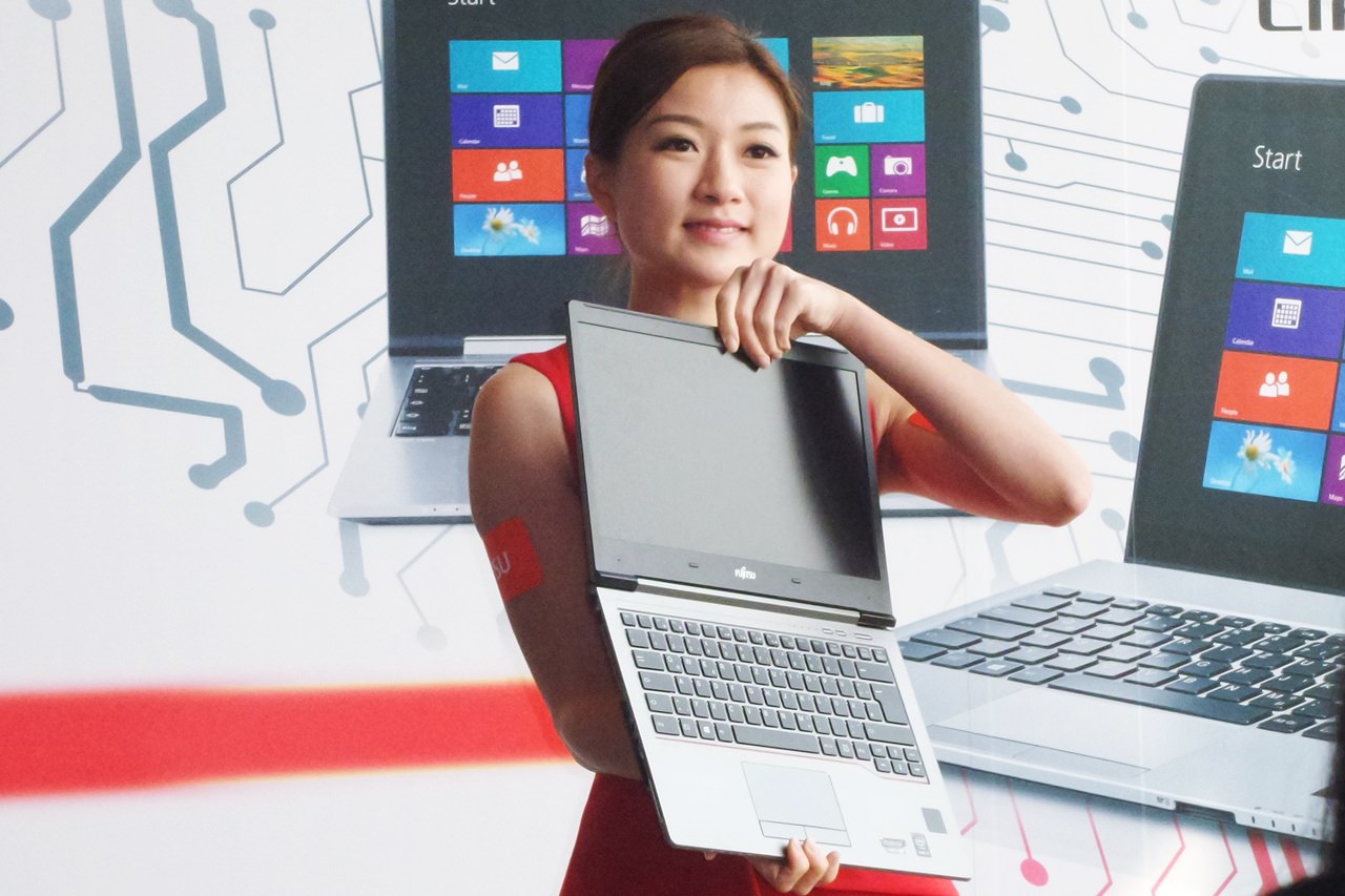 Fujitsu LIFEBOOK S935 с красивой японкой